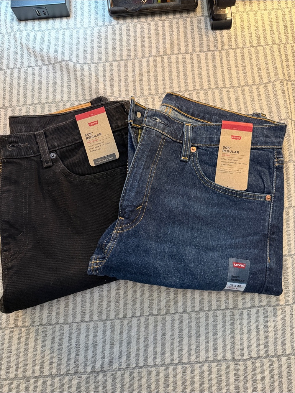 2 pairsLevi's Dark Blue and black Relaxed Men's Jeans - 505 Regular 32x30
